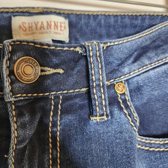 Shyanne Bootcut Embroidered pocket jeans. Women's size 32 short. 29.5' inseam - Picture 4 of 16